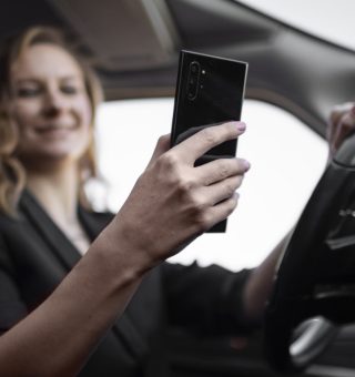 Mulher usando celular smartphone no carro