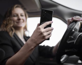 Mulher usando celular smartphone no carro